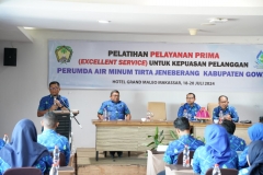 Pembukaan Pelatihan Pelayanan Prima untuk Kepuasan Pelanggan Ke-2 oleh Dirut Perumda Tirta Jeneberang di Hotel Maleo Makassar